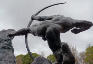 「弓をひくヘラクレス」ブールデル（国立西洋美術館の前庭）