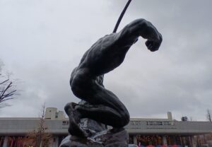 「弓をひくヘラクレス」ブールデル（国立西洋美術館の前庭）