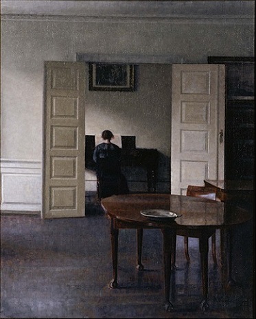 「ピアノを弾く妻イーダのいる室内」（1910年）ヴィルヘルム・ハマスホイ