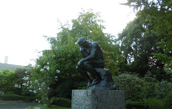 「考える人」オーギュスト・ロダン（国立西洋美術館の前庭）