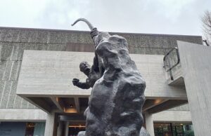 国立西洋美術館を背景に、ブールデルの「弓をひくヘラクレス」