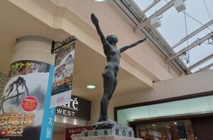JR上野駅構内にある「翼」の像、朝倉文夫
