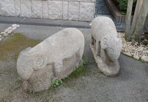 「松岡美術館」の端っこに居た動物の像