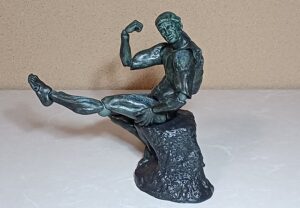 『自慢の筋肉を披露する”考える人”』 …「figma」のテーブル美術館
