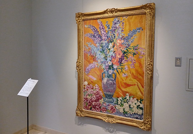 「黄色い背景と大きな花瓶」ルイ・ヴァルタ