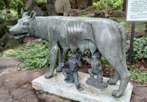 日比谷公園内にある「ルーパロマーナ（ローマの牝狼）」