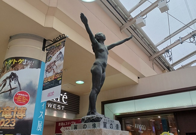 JR上野駅構内にある「翼」の像、朝倉文夫