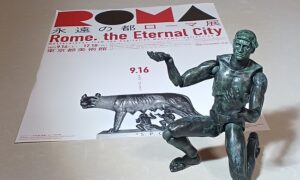 「永遠の都 ローマ展（Rome the Eternal City）」チラシと「考える人」のフィギュア