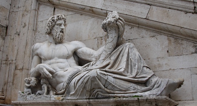 カピトリーノ美術館の外にある古代ローマ彫刻