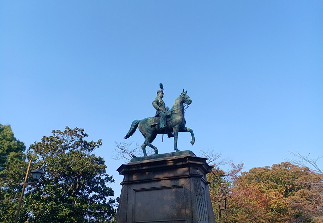 上野公園の「小松宮彰仁親王像」を、より芸術的に！