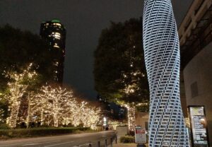 東京ミッドタウンにあるアート作品「ブルーム（BLOOM）」　※クリスマスイルミネーションの夜