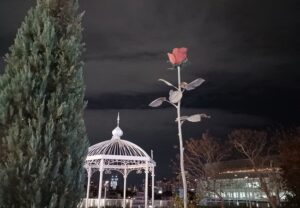 夜の六本木ヒルズに咲く”イザ・ゲンツケン”のアート作品「薔薇」