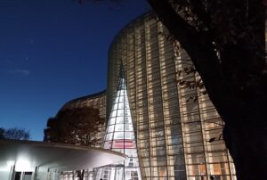夜の「国立新美術館」