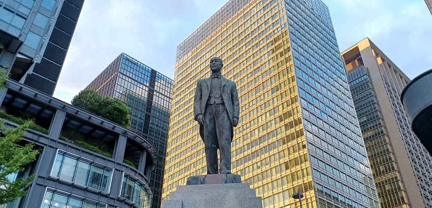 11月の午後4時頃、東京駅に立っている朝倉文夫の「井上勝像」