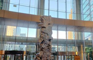 汐留シティセンターにある、中国の彫刻家ジャン・ワンの作品「物質の天国（Heaven of Matter）」