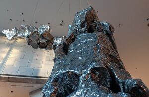 汐留シティセンターにある、中国の彫刻家ジャン・ワンの作品「物質の天国（Heaven of Matter）」