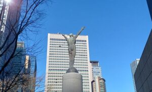 東京駅に建っている「愛の像（アガペー）」
