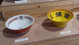 圧巻のラーメンどんぶりの数々！！　※「ラーメンどんぶり展」より
