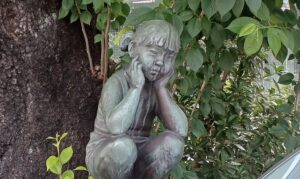 数寄屋橋交番横で座り込む岩野勇三の彫刻「はぐれっこ」