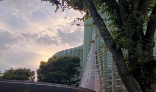 ”国立新美術館”自体が芸術！？