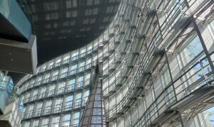 ”国立新美術館”自体が芸術！？