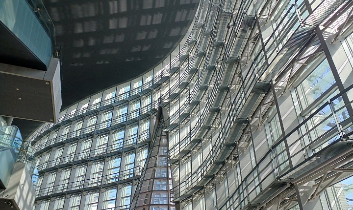 ”国立新美術館”自体が芸術!?