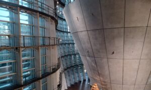 ”国立新美術館”自体が芸術!?