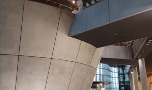 ”国立新美術館”自体が芸術!?