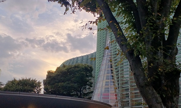 ”国立新美術館”自体が芸術!?