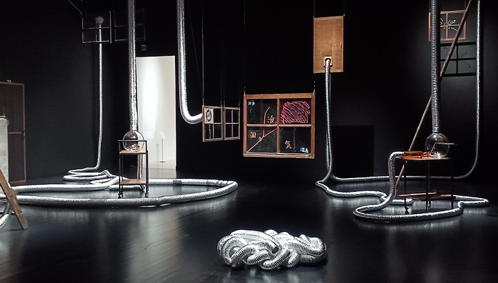 「スピリッツの3乗」（2020年）笹本晃　※ミクストメディア・インスタレーション / パフォーマンス