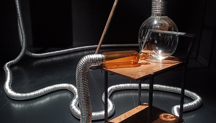 「スピリッツの3乗」（2020年）笹本晃　※ミクストメディア・インスタレーション / パフォーマンス