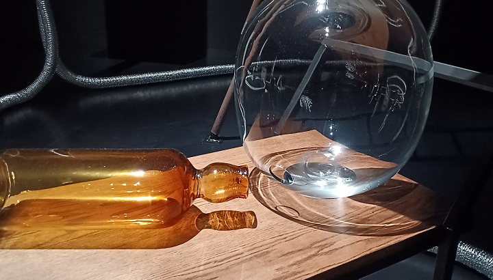 「スピリッツの3乗」（2020年）笹本晃　※ミクストメディア・インスタレーション / パフォーマンス