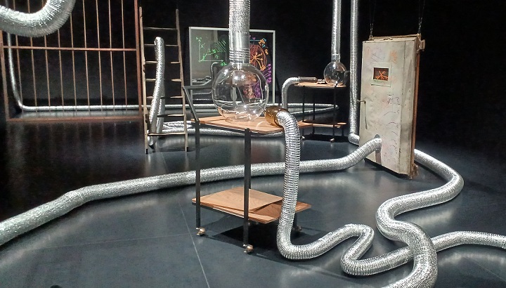 「スピリッツの3乗」（2020年）笹本晃　※ミクストメディア・インスタレーション / パフォーマンス