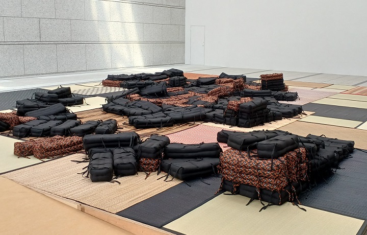 「マットと枕」(2025年)ピナリー・サンピタック ※「日常のコレオ」展より