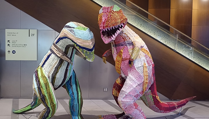 「赤い恐竜」「緑の恐竜」リン・ジエウェン / ラバイ・イヨン ※六本木アートナイト2025より