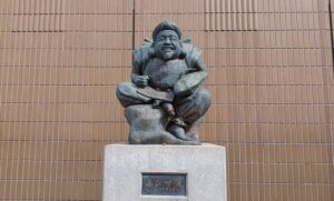 JR「恵比寿駅」を象徴する銅像「えびす像」