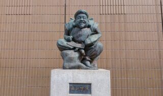 JR「恵比寿駅」を象徴する銅像「えびす像」