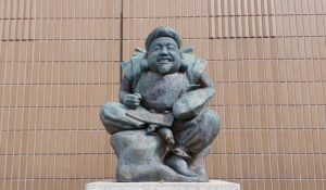 JR「恵比寿駅」を象徴する銅像「えびす像」