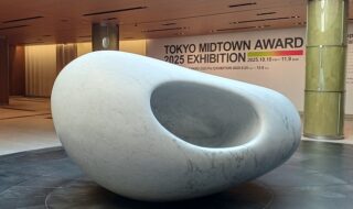 東京ミッドタウンにある安田侃の彫刻「意心帰」