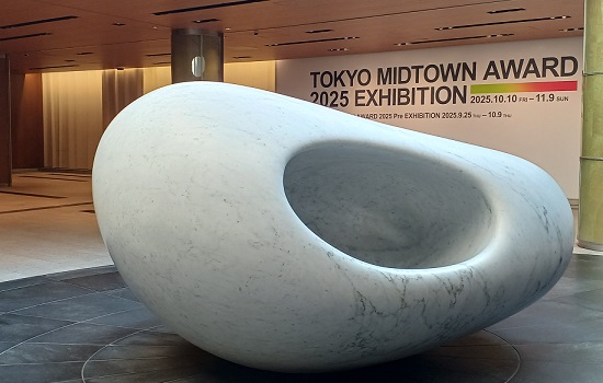 東京ミッドタウンにある安田侃の彫刻「意心帰」