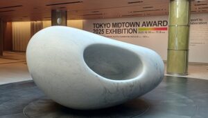 東京ミッドタウンにある安田侃の彫刻「意心帰」