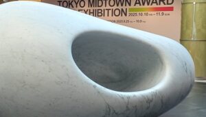 東京ミッドタウンにある安田侃の彫刻「意心帰」