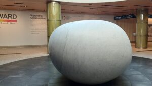 東京ミッドタウンにある安田侃の彫刻「意心帰」