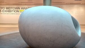 東京ミッドタウンにある安田侃の彫刻「意心帰」