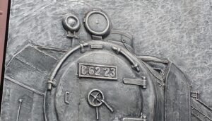 上野駅を降りてすぐにある歌碑「あゝ上野駅」も芸術だよね？！