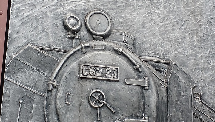 上野駅を降りてすぐにある歌碑「あゝ上野駅」も芸術だよね？！