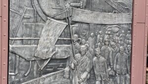 上野駅を降りてすぐにある歌碑「あゝ上野駅」も芸術だよね？！