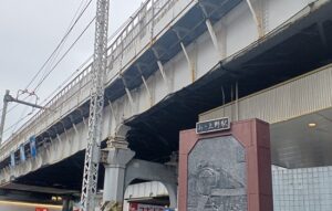 上野駅を降りてすぐにある歌碑「あゝ上野駅」も芸術だよね？！