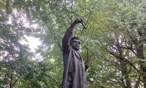 上野公園の”野口英世博士象”