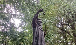 上野公園の”野口英世博士象”